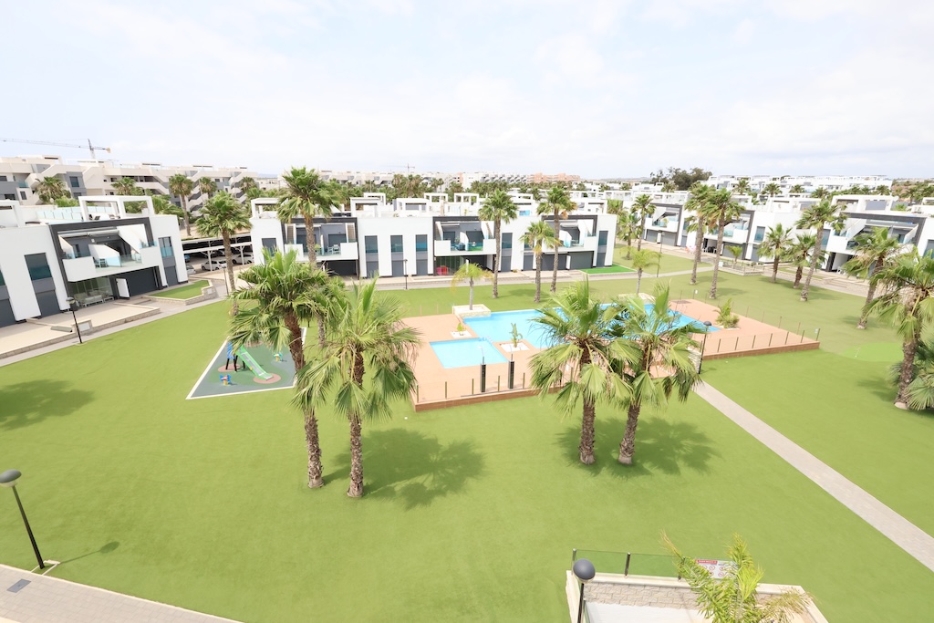 ESPECTACULAR BUNGALOW ÁTICO CON SOLÁRIUM PRIVADO, ORIENTACIÓN SUR Y VISTAS A LA PISCINA EN EL RASO