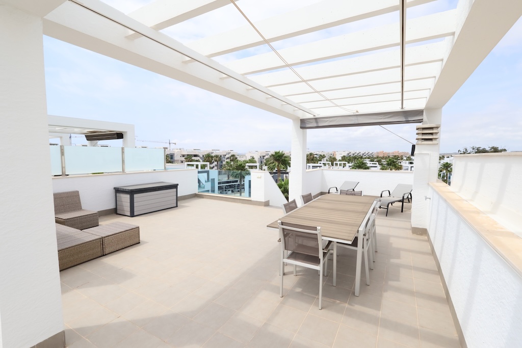 ESPECTACULAR BUNGALOW ÁTICO CON SOLÁRIUM PRIVADO, ORIENTACIÓN SUR Y VISTAS A LA PISCINA EN EL RASO