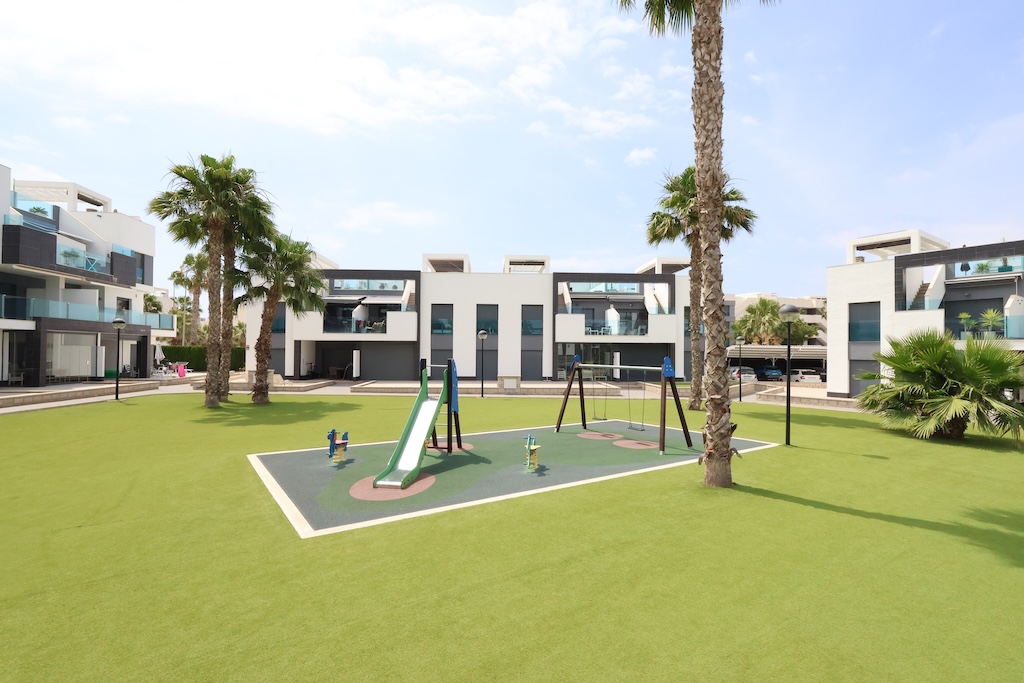 ESPECTACULAR BUNGALOW ÁTICO CON SOLÁRIUM PRIVADO, ORIENTACIÓN SUR Y VISTAS A LA PISCINA EN EL RASO