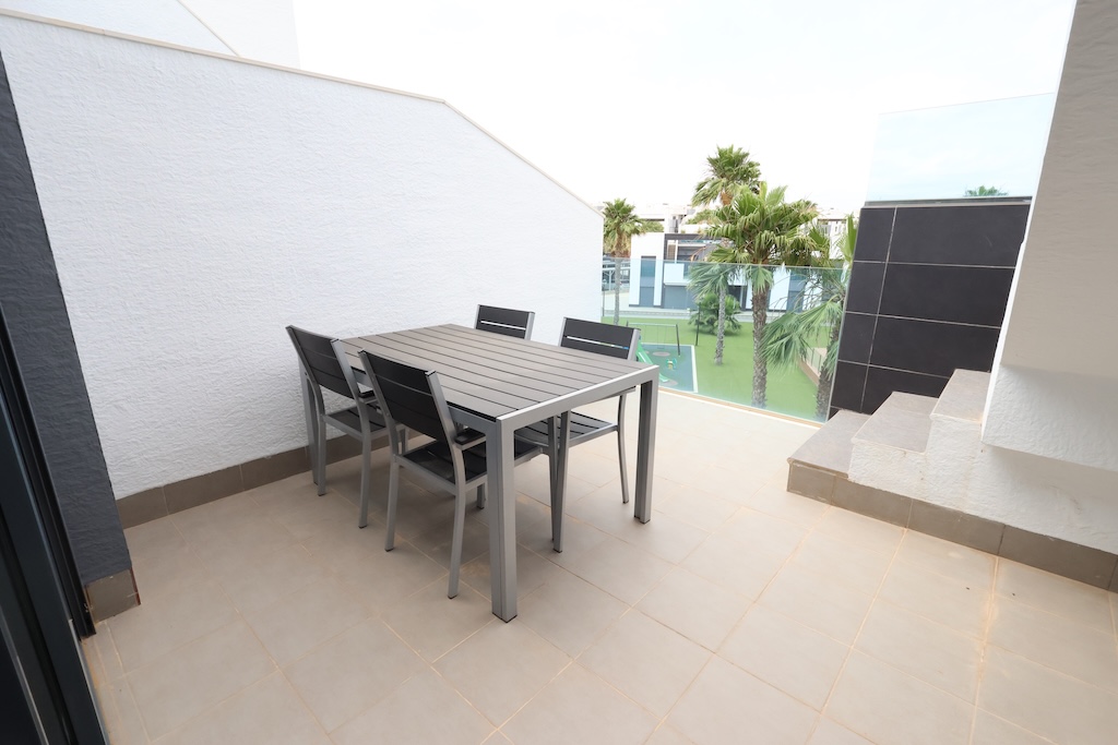 ESPECTACULAR BUNGALOW ÁTICO CON SOLÁRIUM PRIVADO, ORIENTACIÓN SUR Y VISTAS A LA PISCINA EN EL RASO