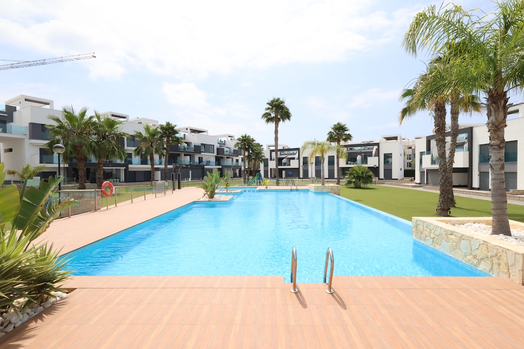 ESPECTACULAR BUNGALOW ÁTICO CON SOLÁRIUM PRIVADO, ORIENTACIÓN SUR Y VISTAS A LA PISCINA EN EL RASO
