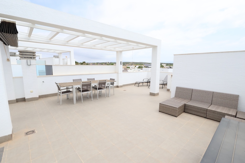 ESPECTACULAR BUNGALOW ÁTICO CON SOLÁRIUM PRIVADO, ORIENTACIÓN SUR Y VISTAS A LA PISCINA EN EL RASO