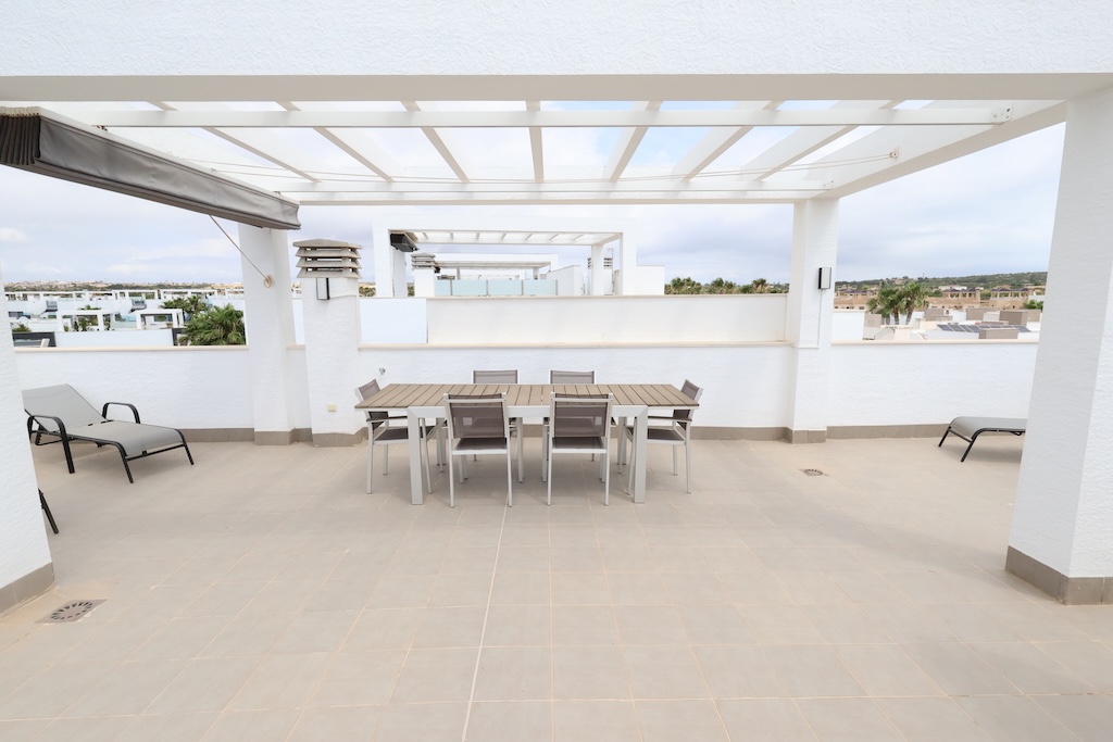 ESPECTACULAR BUNGALOW ÁTICO CON SOLÁRIUM PRIVADO, ORIENTACIÓN SUR Y VISTAS A LA PISCINA EN EL RASO