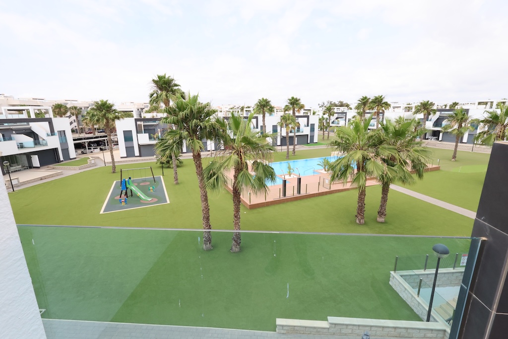 ESPECTACULAR BUNGALOW ÁTICO CON SOLÁRIUM PRIVADO, ORIENTACIÓN SUR Y VISTAS A LA PISCINA EN EL RASO