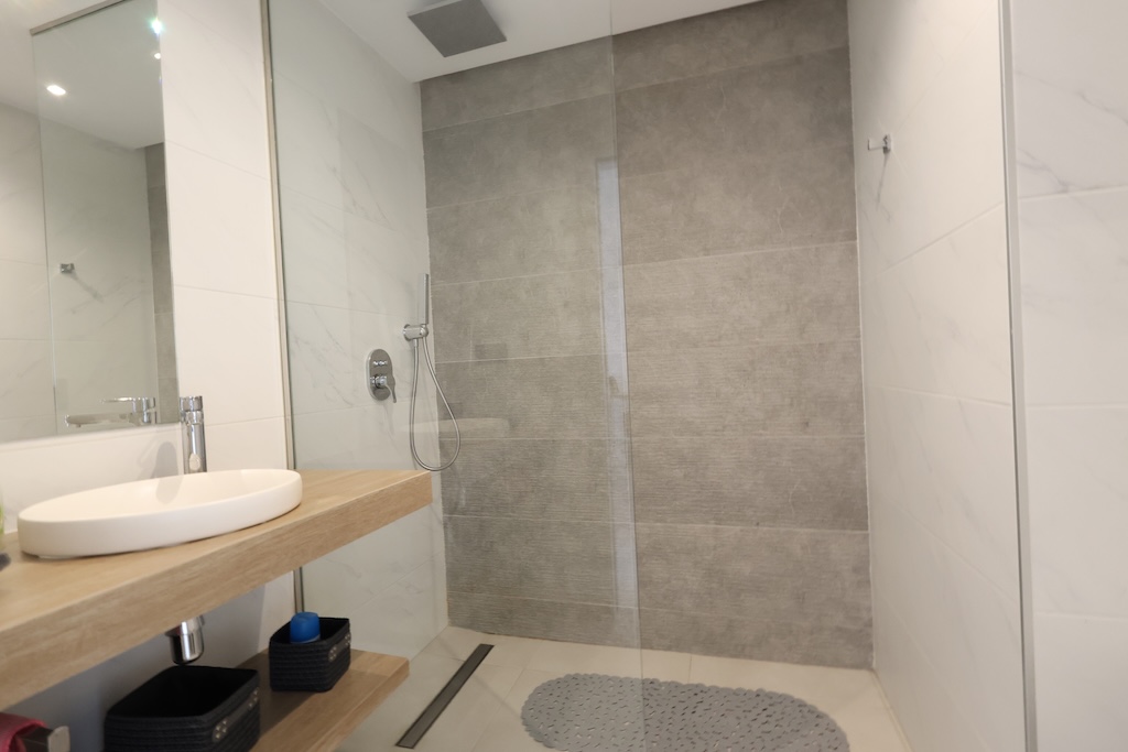 ESPECTACULAR BUNGALOW ÁTICO CON SOLÁRIUM PRIVADO, ORIENTACIÓN SUR Y VISTAS A LA PISCINA EN EL RASO