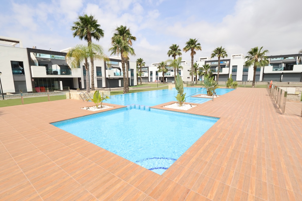 ESPECTACULAR BUNGALOW ÁTICO CON SOLÁRIUM PRIVADO, ORIENTACIÓN SUR Y VISTAS A LA PISCINA EN EL RASO