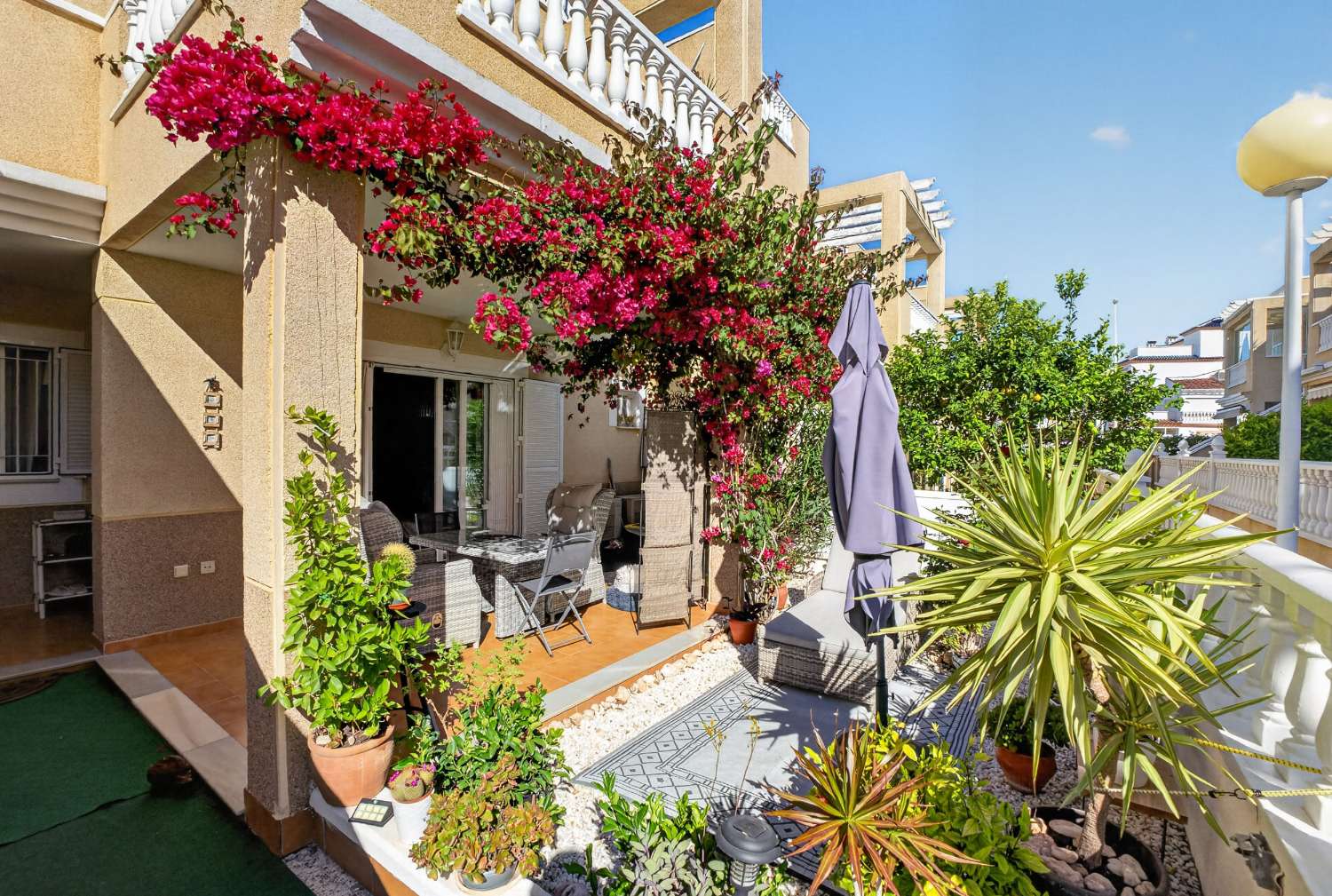 BUNGALOW EN PLANTA BAJA EN ZENIAMAR VI CON PISCINA, JACUZZI Y EXCELENTE UBICACIÓN EN ORIHUELA COSTA