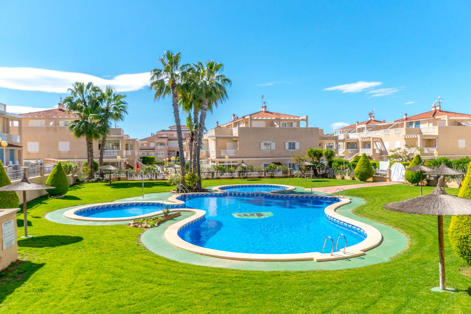 BUNGALOW EN PLANTA BAJA EN ZENIAMAR VI CON PISCINA, JACUZZI Y EXCELENTE UBICACIÓN EN ORIHUELA COSTA