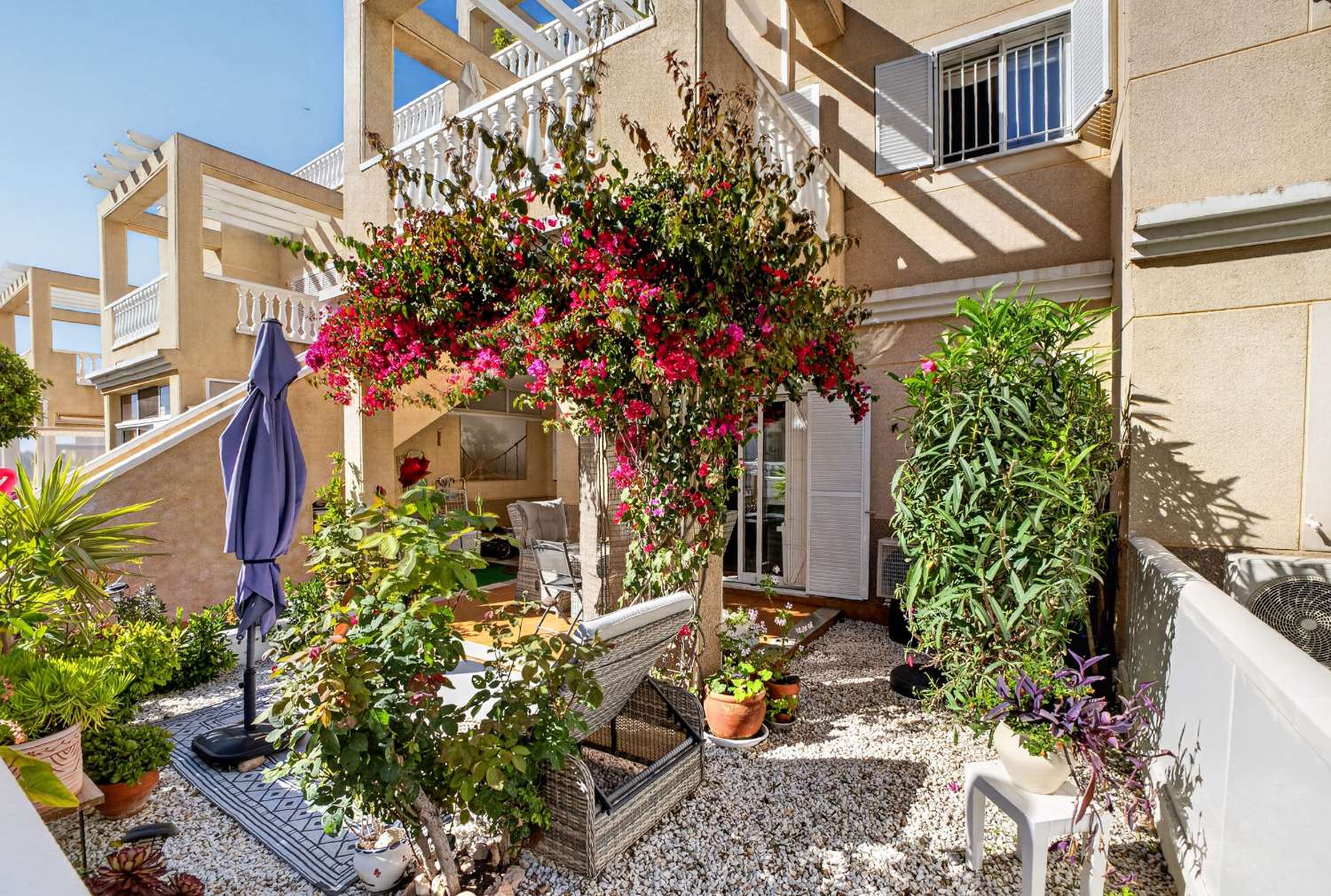 BUNGALOW EN PLANTA BAJA EN ZENIAMAR VI CON PISCINA, JACUZZI Y EXCELENTE UBICACIÓN EN ORIHUELA COSTA