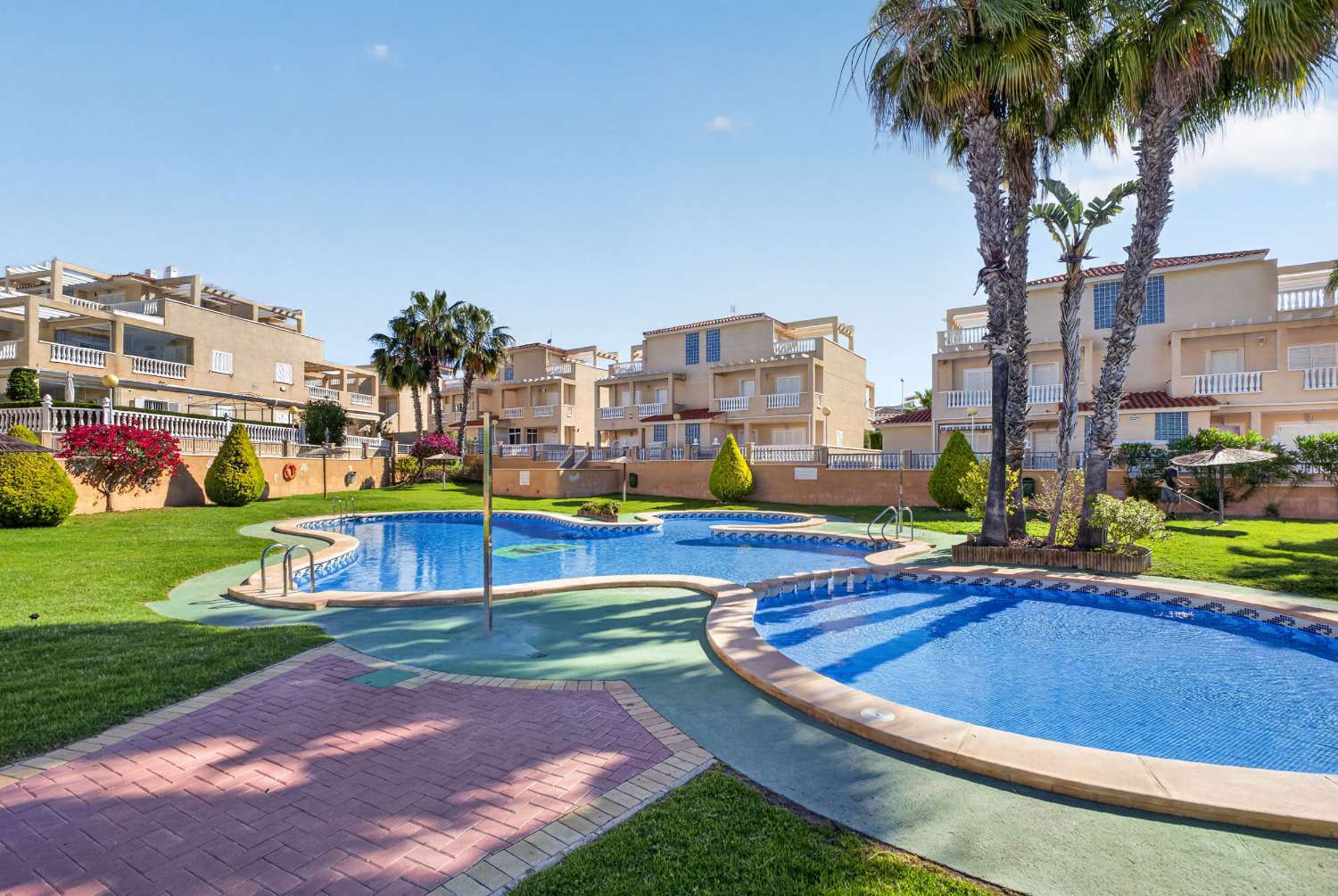 BUNGALOW EN PLANTA BAJA EN ZENIAMAR VI CON PISCINA, JACUZZI Y EXCELENTE UBICACIÓN EN ORIHUELA COSTA