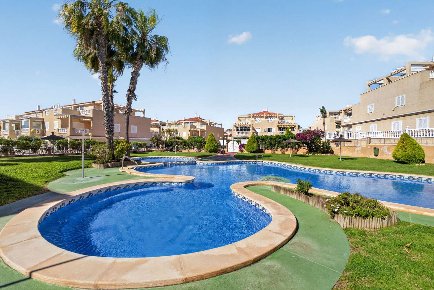 BUNGALOW EN PLANTA BAJA EN ZENIAMAR VI CON PISCINA, JACUZZI Y EXCELENTE UBICACIÓN EN ORIHUELA COSTA
