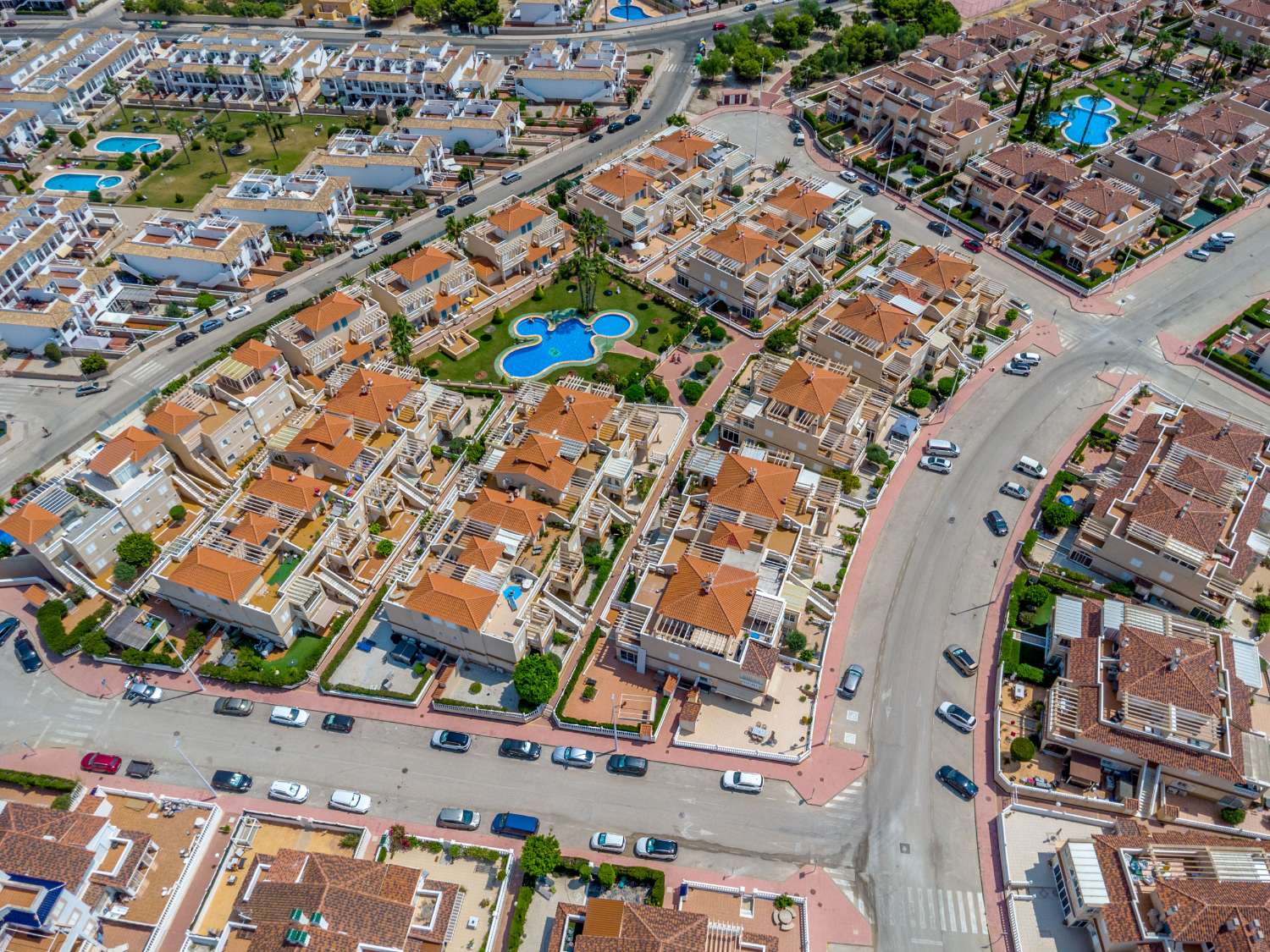 BUNGALOW EN PLANTA BAJA EN ZENIAMAR VI CON PISCINA, JACUZZI Y EXCELENTE UBICACIÓN EN ORIHUELA COSTA