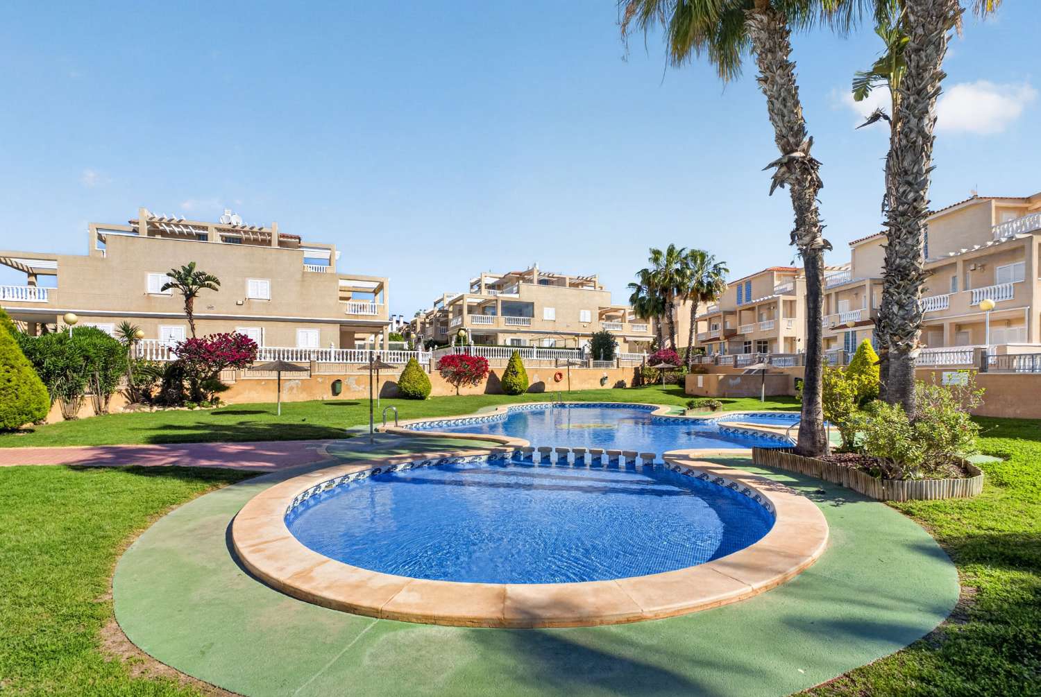BUNGALOW EN PLANTA BAJA EN ZENIAMAR VI CON PISCINA, JACUZZI Y EXCELENTE UBICACIÓN EN ORIHUELA COSTA