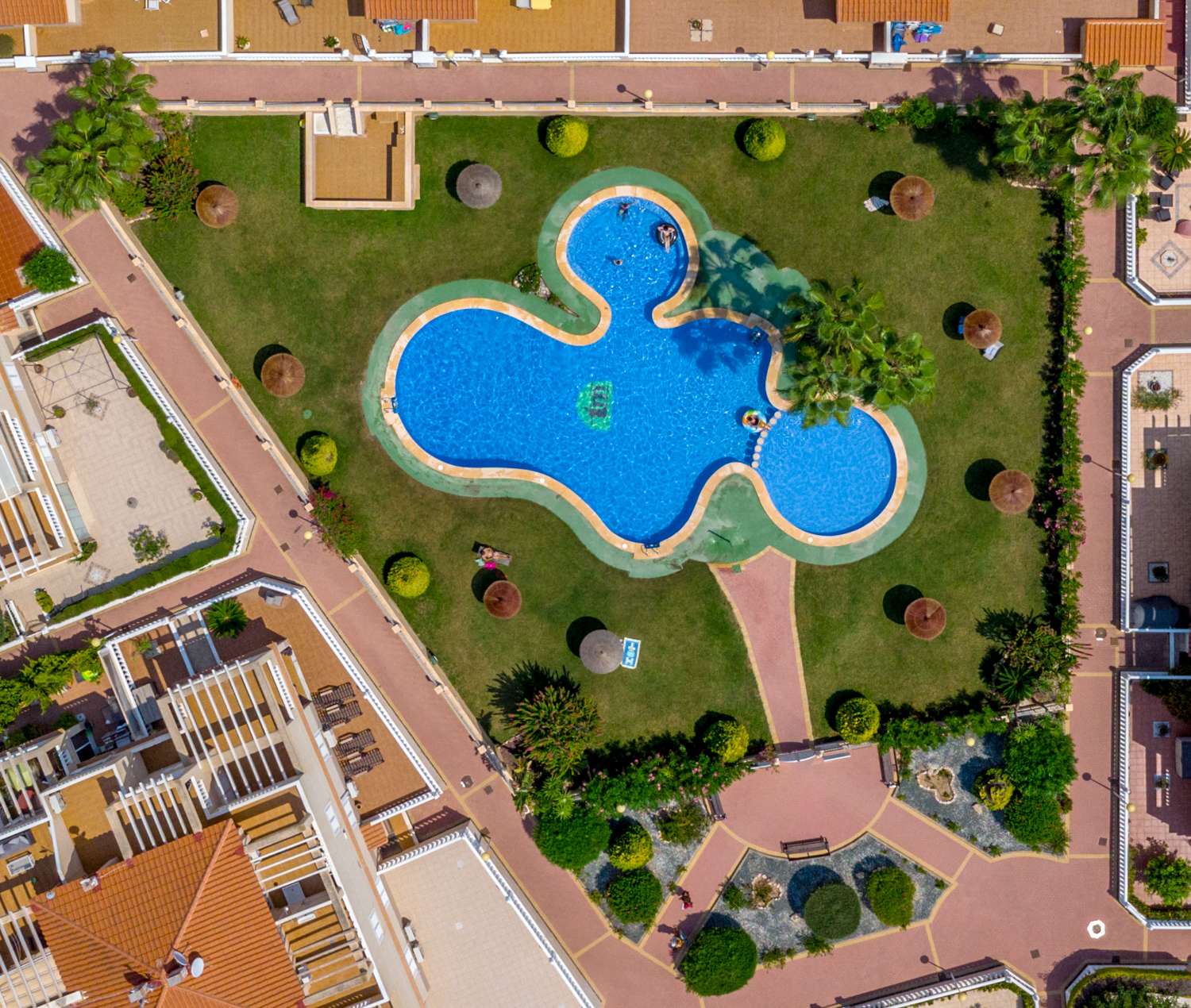BUNGALOW EN PLANTA BAJA EN ZENIAMAR VI CON PISCINA, JACUZZI Y EXCELENTE UBICACIÓN EN ORIHUELA COSTA