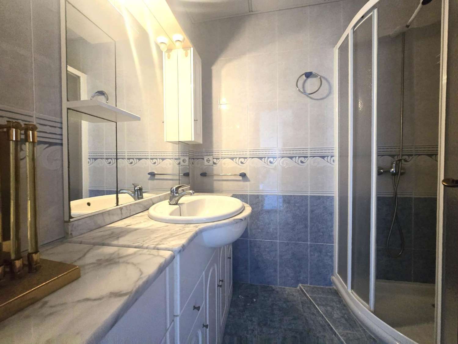 AMPLIO APARTAMENTO DE 3 DORMITORIOS CON VISTAS AL MAR, PISCINA Y PARKING FRENTE A MARINA SALINAS