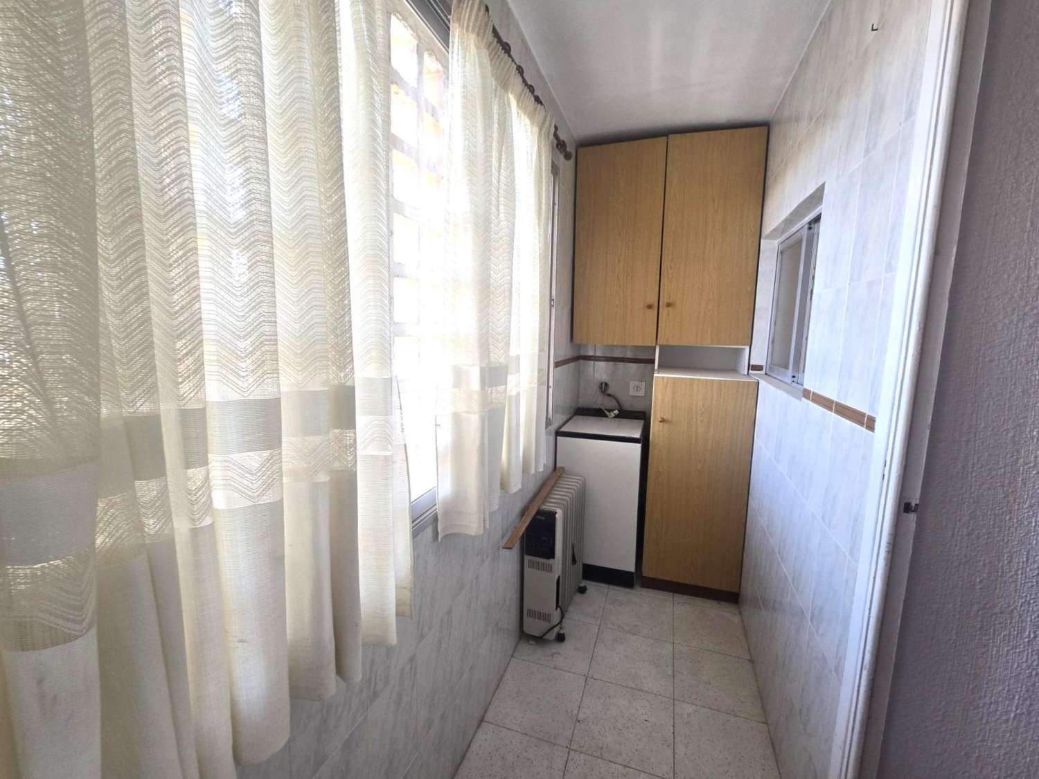 AMPLIO APARTAMENTO DE 3 DORMITORIOS CON VISTAS AL MAR, PISCINA Y PARKING FRENTE A MARINA SALINAS