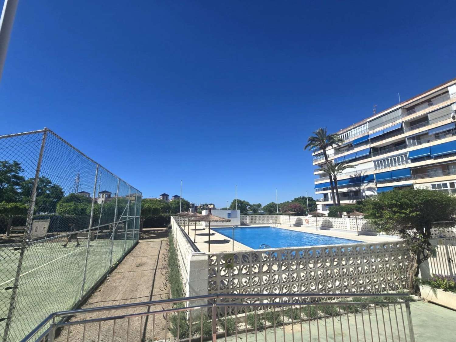 AMPLIO APARTAMENTO DE 3 DORMITORIOS CON VISTAS AL MAR, PISCINA Y PARKING FRENTE A MARINA SALINAS