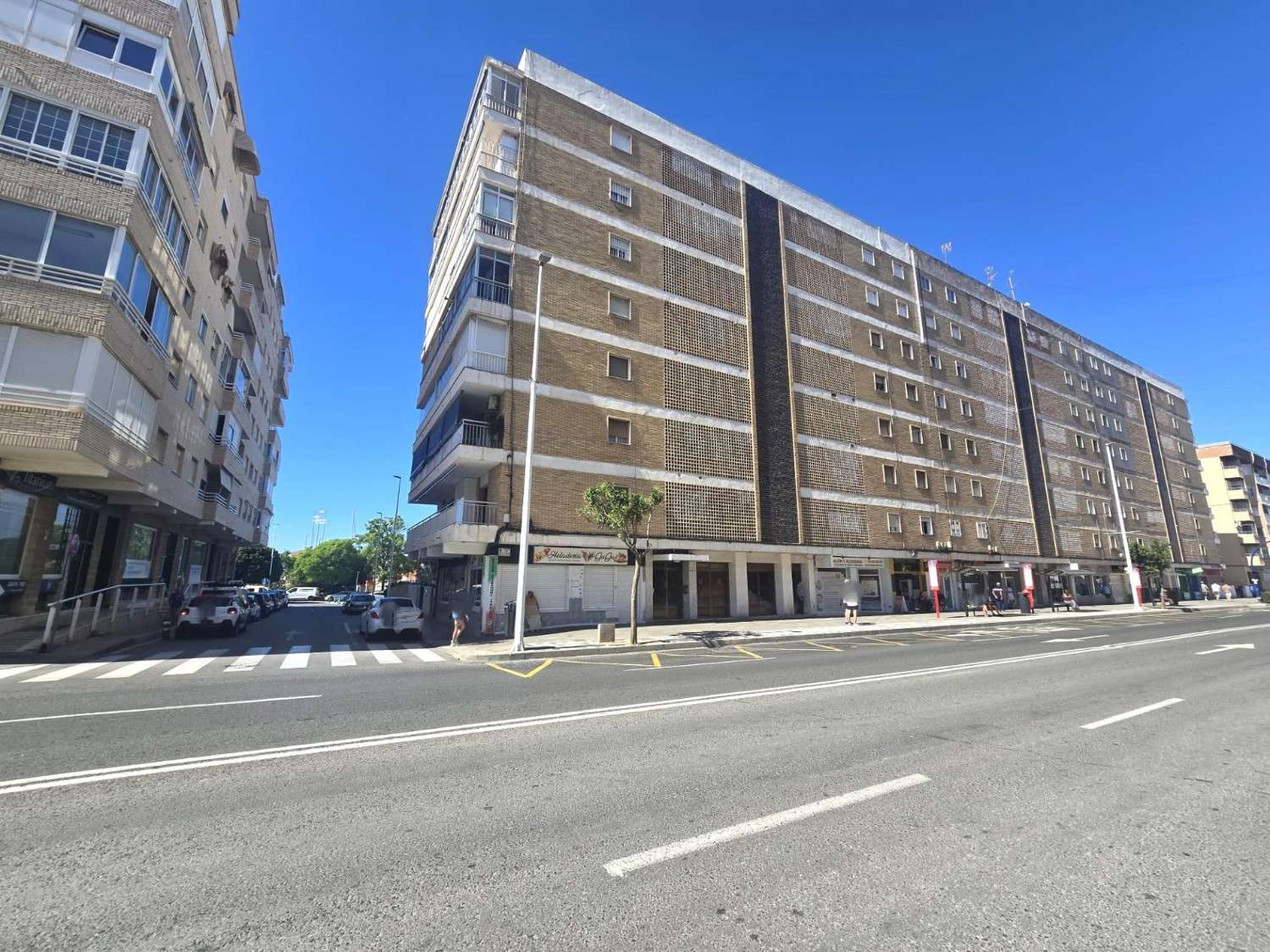AMPLIO APARTAMENTO DE 3 DORMITORIOS CON VISTAS AL MAR, PISCINA Y PARKING FRENTE A MARINA SALINAS