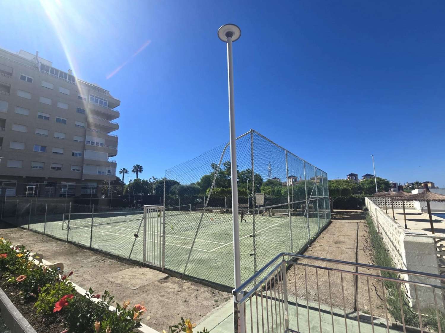 AMPLIO APARTAMENTO DE 3 DORMITORIOS CON VISTAS AL MAR, PISCINA Y PARKING FRENTE A MARINA SALINAS