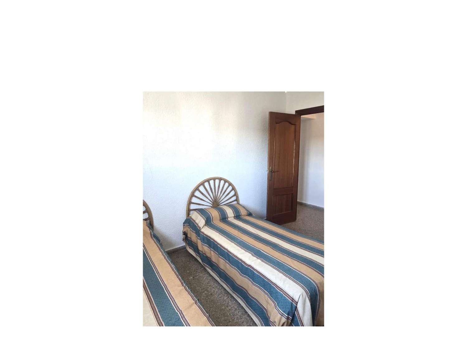 AMPLIO APARTAMENTO DE 3 DORMITORIOS CON VISTAS AL MAR, PISCINA Y PARKING FRENTE A MARINA SALINAS