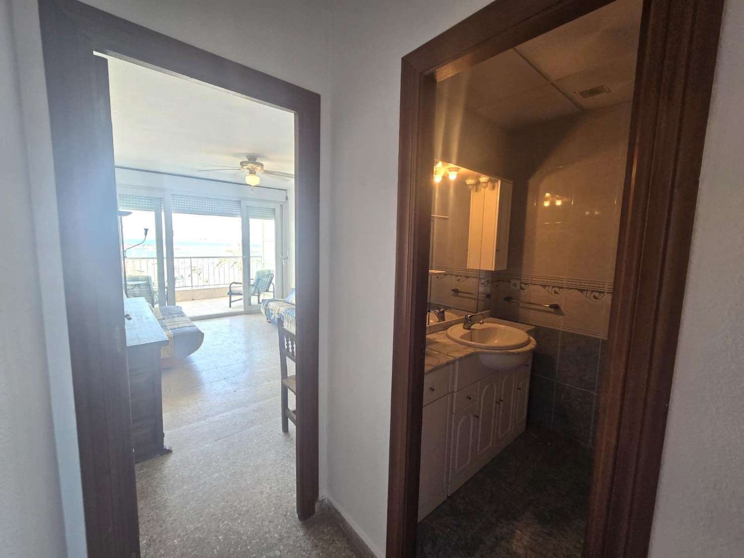 AMPLIO APARTAMENTO DE 3 DORMITORIOS CON VISTAS AL MAR, PISCINA Y PARKING FRENTE A MARINA SALINAS