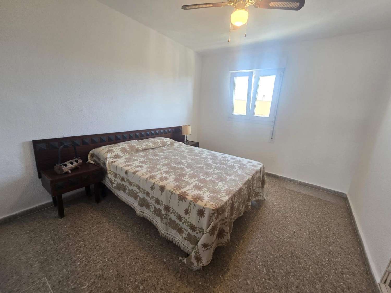 AMPLIO APARTAMENTO DE 3 DORMITORIOS CON VISTAS AL MAR, PISCINA Y PARKING FRENTE A MARINA SALINAS