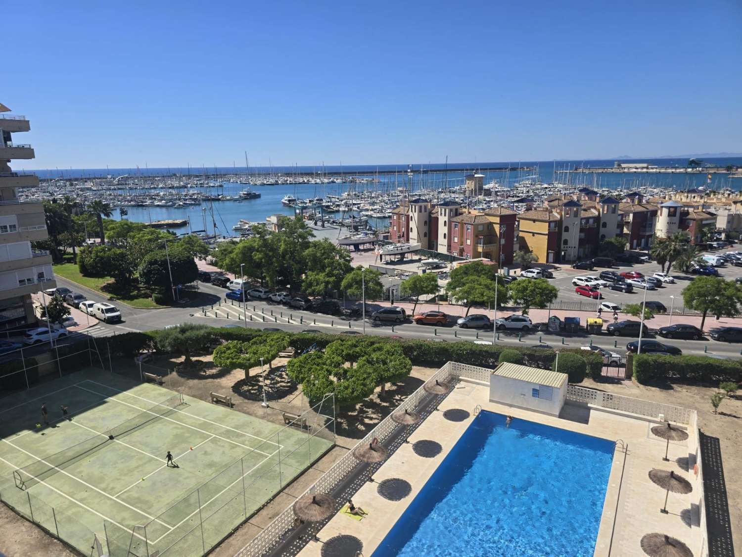 AMPLIO APARTAMENTO DE 3 DORMITORIOS CON VISTAS AL MAR, PISCINA Y PARKING FRENTE A MARINA SALINAS