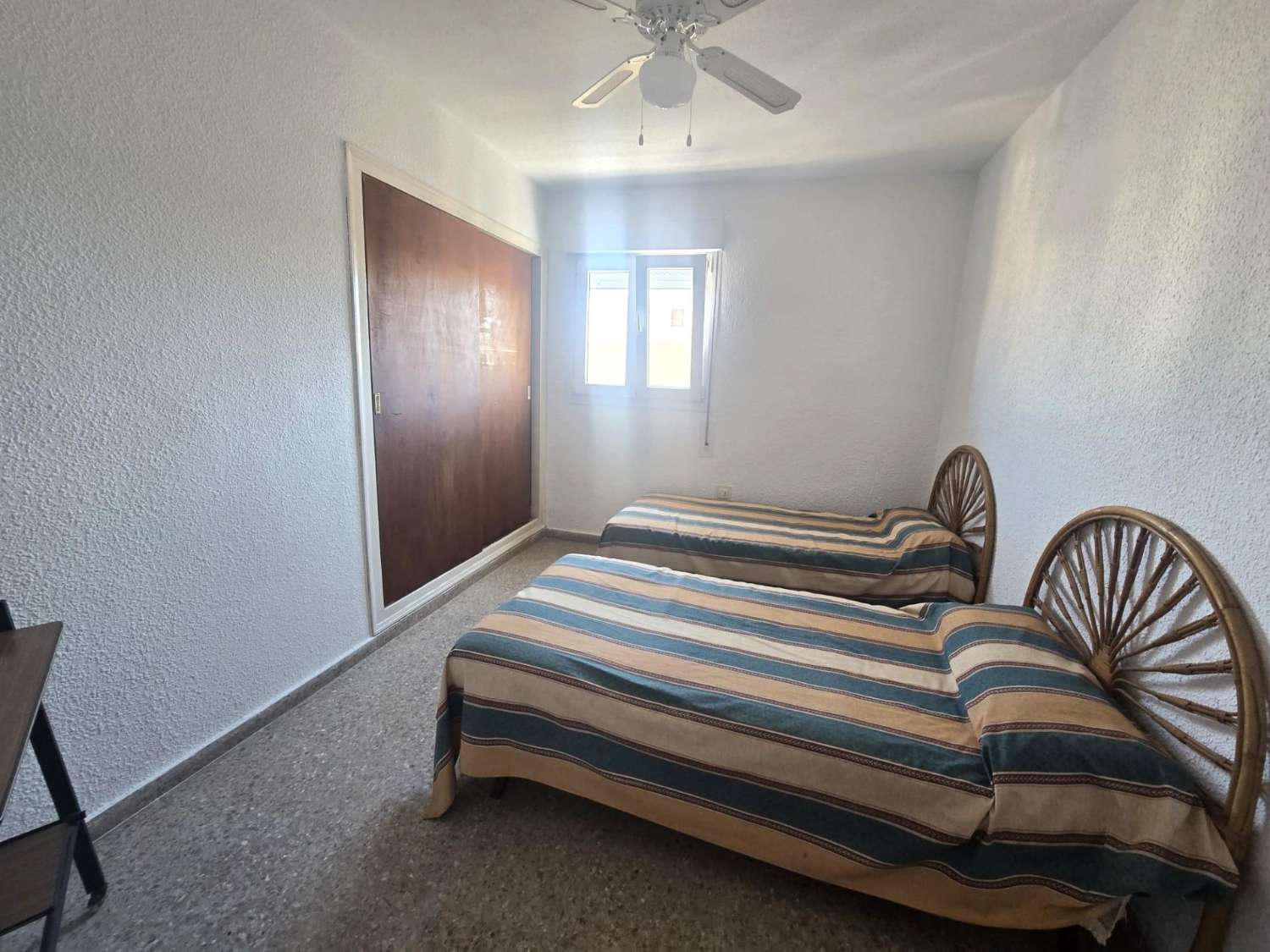 AMPLIO APARTAMENTO DE 3 DORMITORIOS CON VISTAS AL MAR, PISCINA Y PARKING FRENTE A MARINA SALINAS