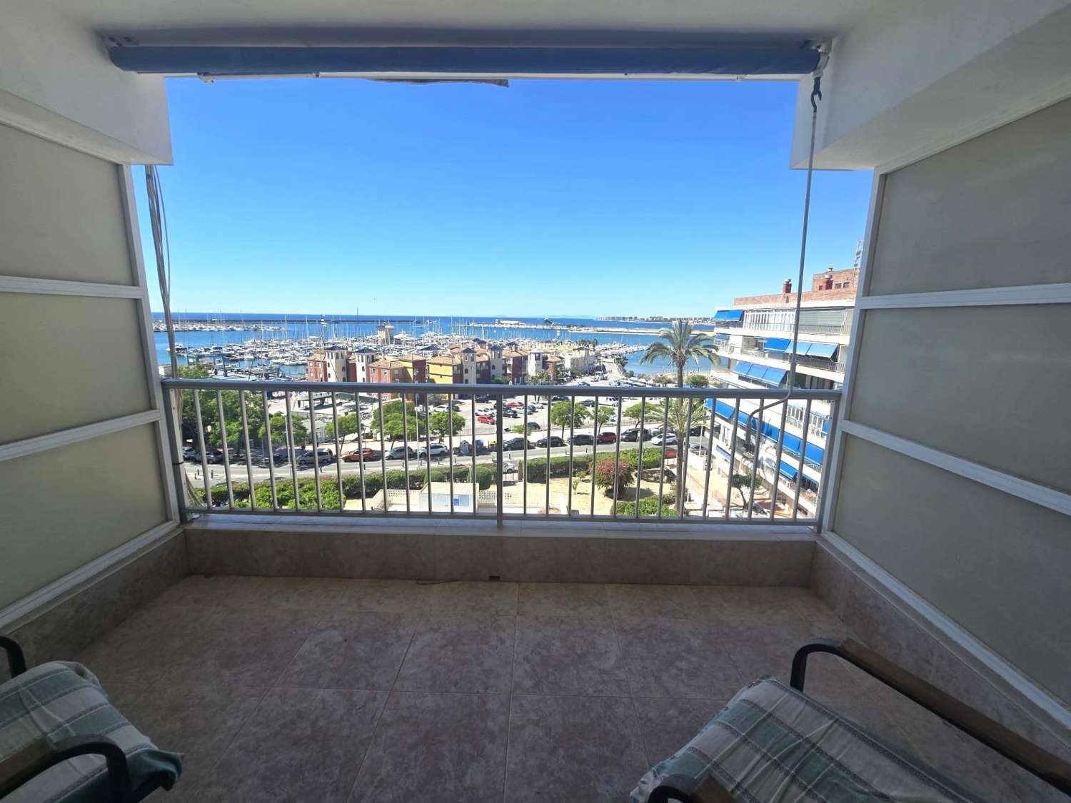 AMPLIO APARTAMENTO DE 3 DORMITORIOS CON VISTAS AL MAR, PISCINA Y PARKING FRENTE A MARINA SALINAS
