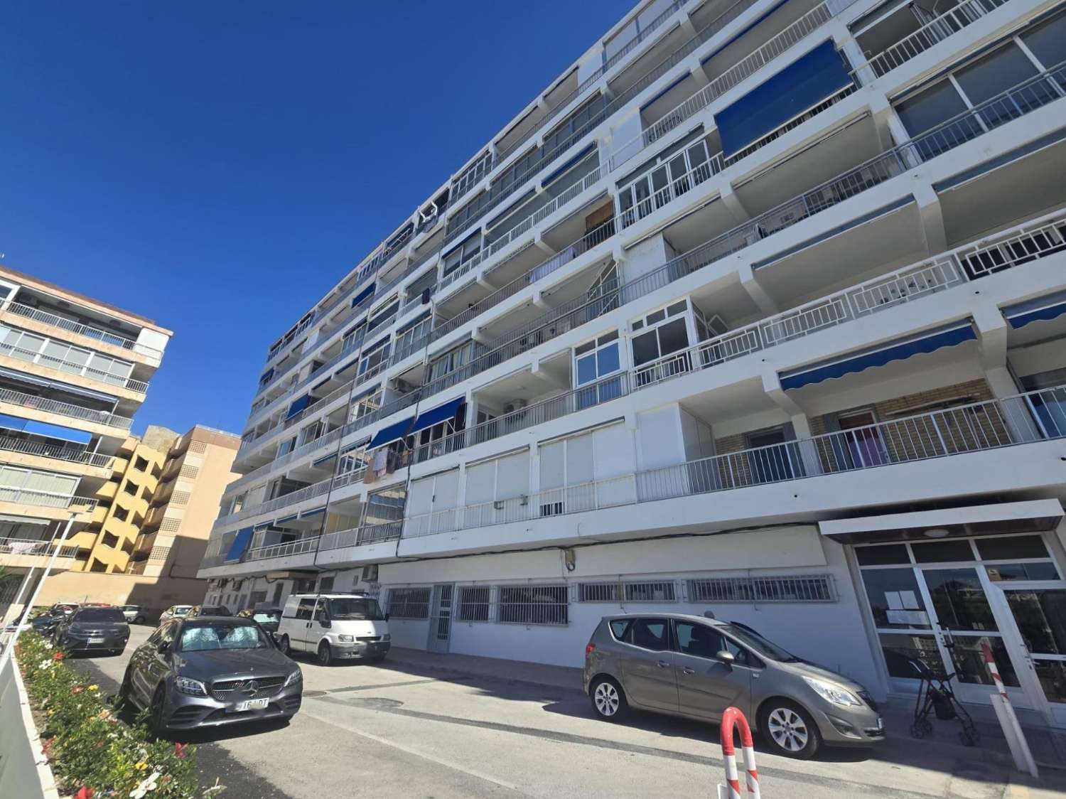 AMPLIO APARTAMENTO DE 3 DORMITORIOS CON VISTAS AL MAR, PISCINA Y PARKING FRENTE A MARINA SALINAS