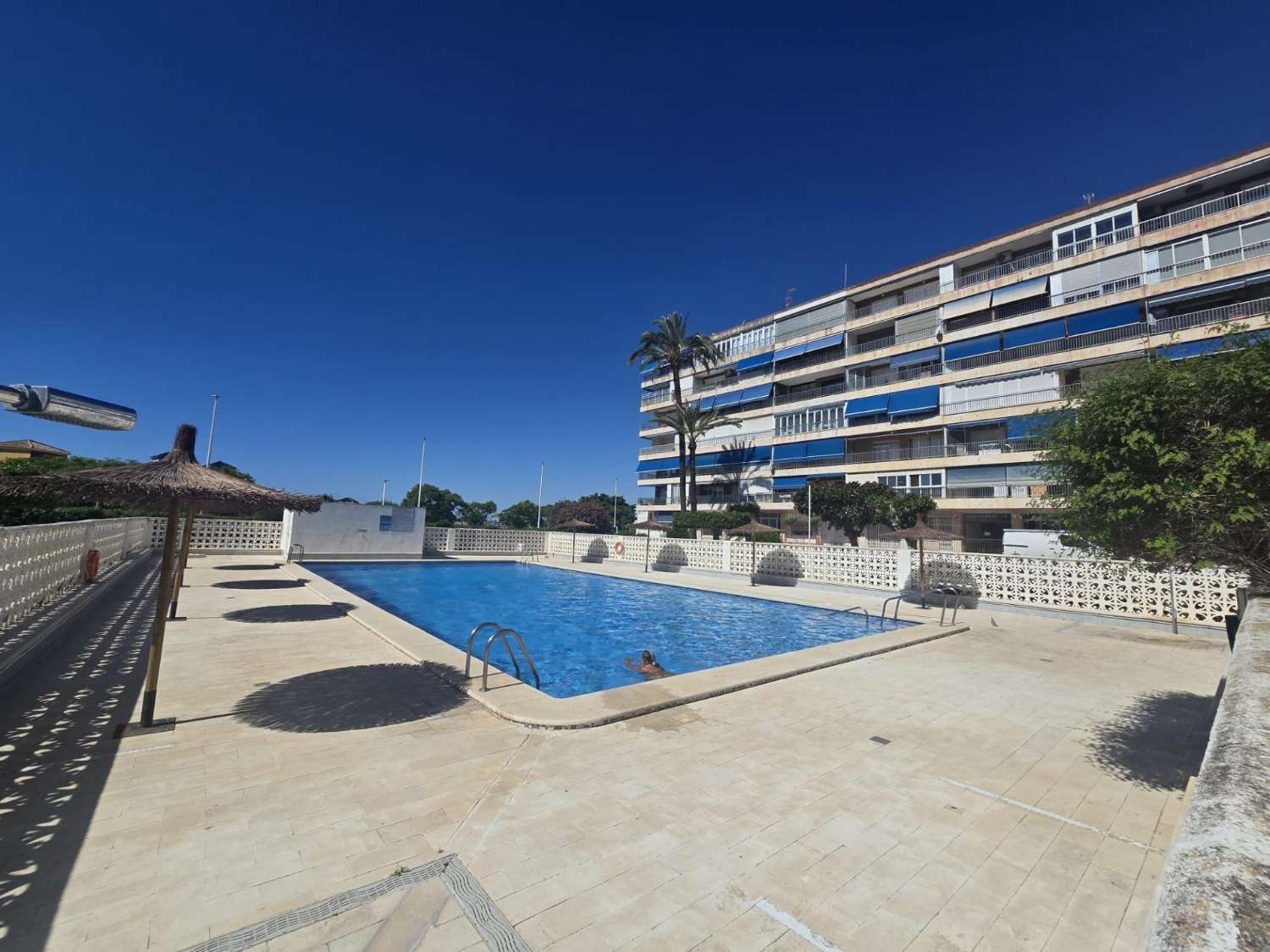 AMPLIO APARTAMENTO DE 3 DORMITORIOS CON VISTAS AL MAR, PISCINA Y PARKING FRENTE A MARINA SALINAS