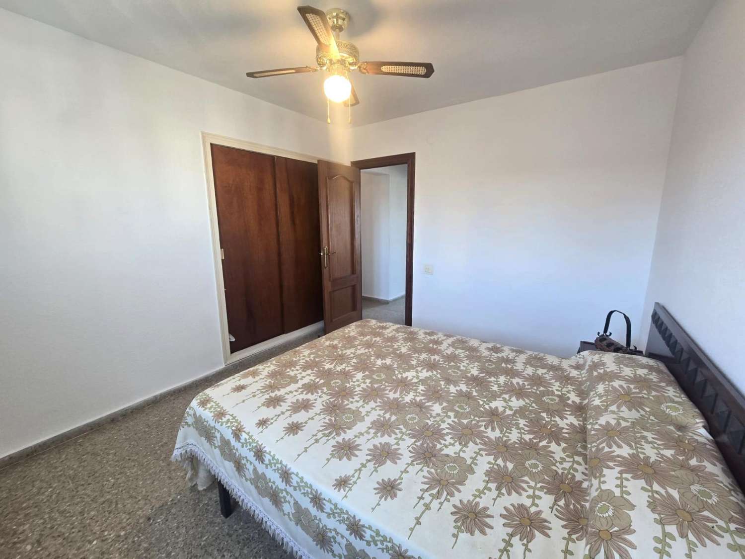 AMPLIO APARTAMENTO DE 3 DORMITORIOS CON VISTAS AL MAR, PISCINA Y PARKING FRENTE A MARINA SALINAS
