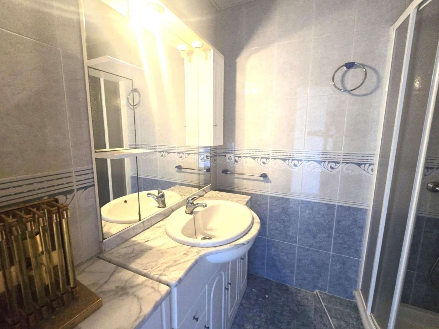 AMPLIO APARTAMENTO DE 3 DORMITORIOS CON VISTAS AL MAR, PISCINA Y PARKING FRENTE A MARINA SALINAS
