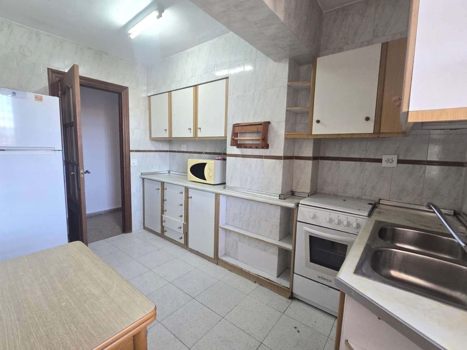 AMPLIO APARTAMENTO DE 3 DORMITORIOS CON VISTAS AL MAR, PISCINA Y PARKING FRENTE A MARINA SALINAS