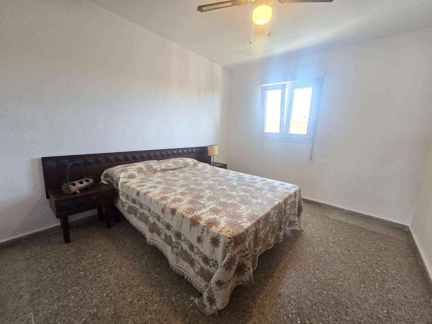 AMPLIO APARTAMENTO DE 3 DORMITORIOS CON VISTAS AL MAR, PISCINA Y PARKING FRENTE A MARINA SALINAS