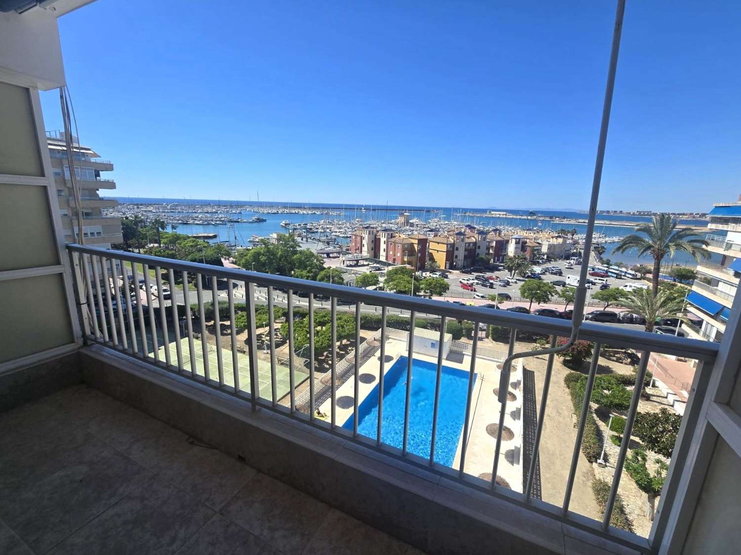 AMPLIO APARTAMENTO DE 3 DORMITORIOS CON VISTAS AL MAR, PISCINA Y PARKING FRENTE A MARINA SALINAS