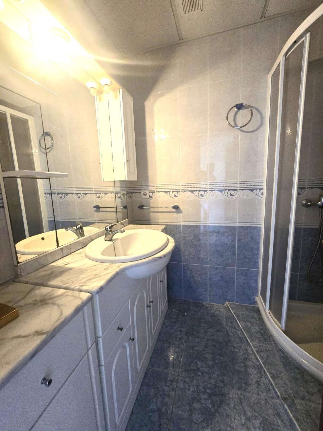 AMPLIO APARTAMENTO DE 3 DORMITORIOS CON VISTAS AL MAR, PISCINA Y PARKING FRENTE A MARINA SALINAS