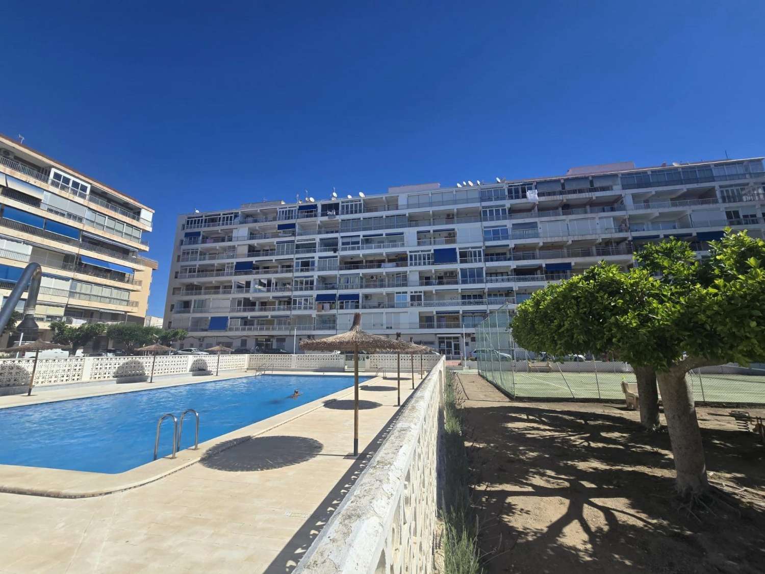 AMPLIO APARTAMENTO DE 3 DORMITORIOS CON VISTAS AL MAR, PISCINA Y PARKING FRENTE A MARINA SALINAS