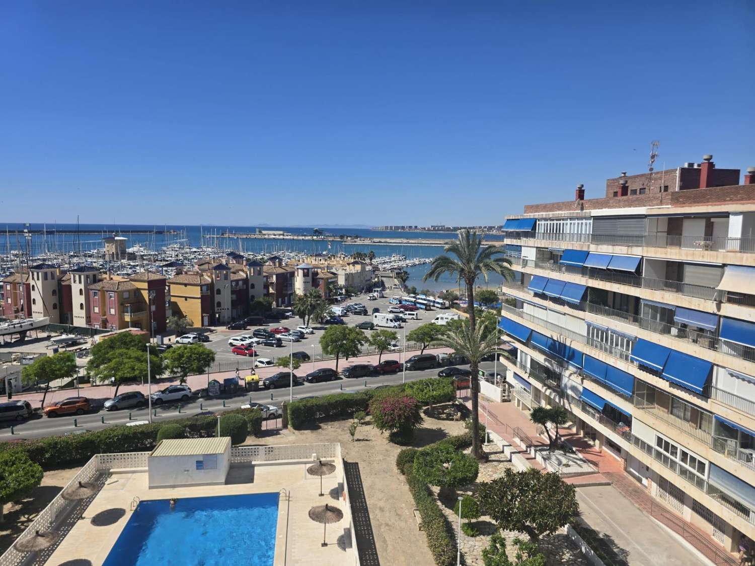 AMPLIO APARTAMENTO DE 3 DORMITORIOS CON VISTAS AL MAR, PISCINA Y PARKING FRENTE A MARINA SALINAS