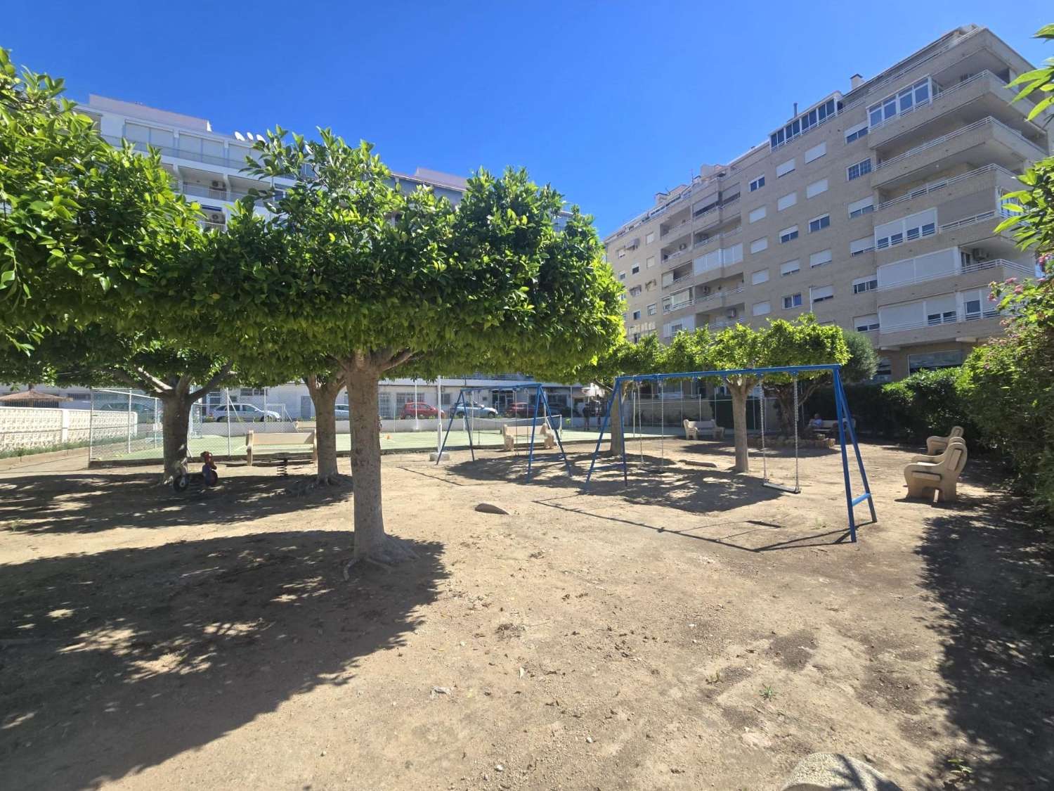 AMPLIO APARTAMENTO DE 3 DORMITORIOS CON VISTAS AL MAR, PISCINA Y PARKING FRENTE A MARINA SALINAS