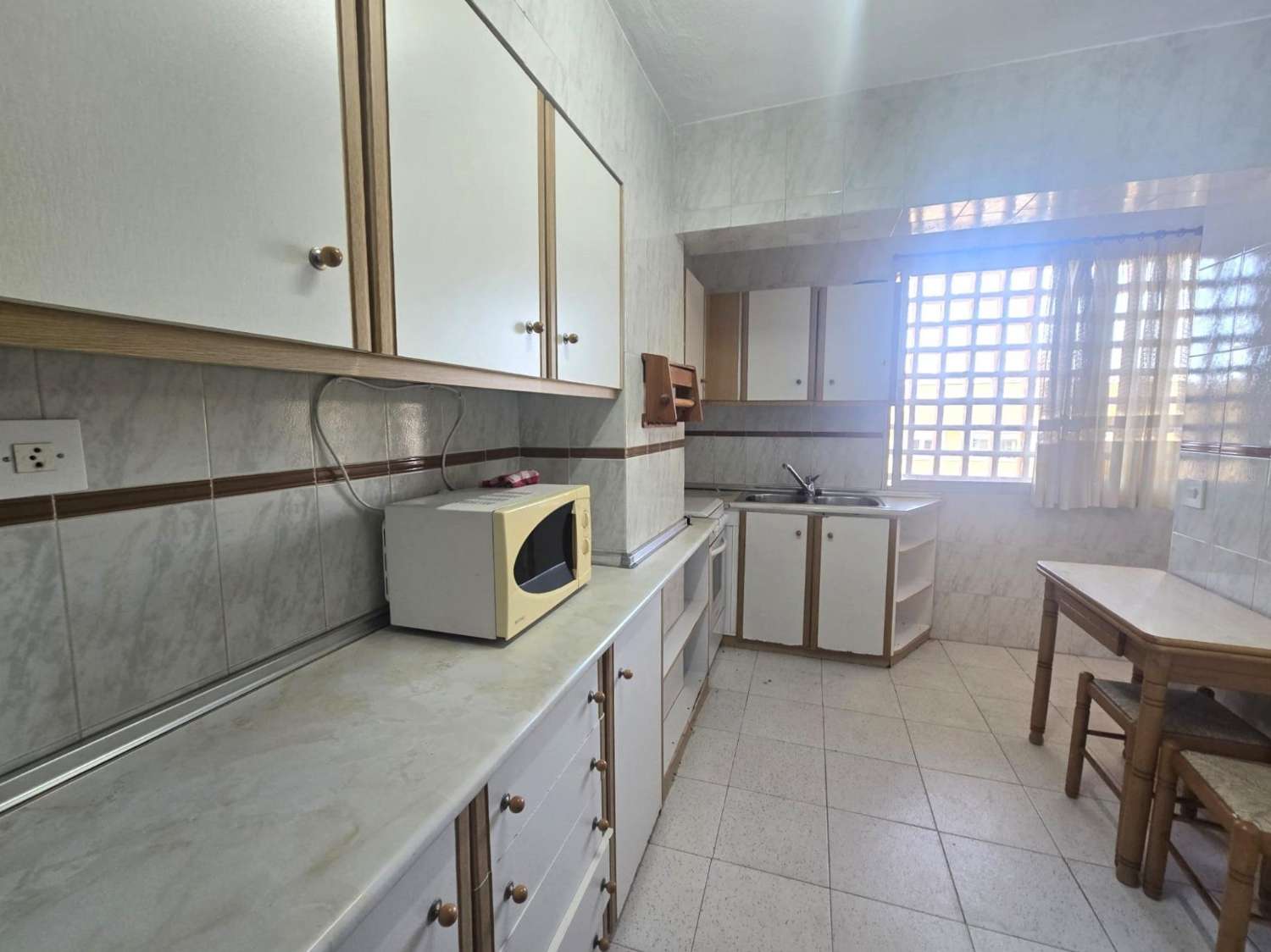 AMPLIO APARTAMENTO DE 3 DORMITORIOS CON VISTAS AL MAR, PISCINA Y PARKING FRENTE A MARINA SALINAS