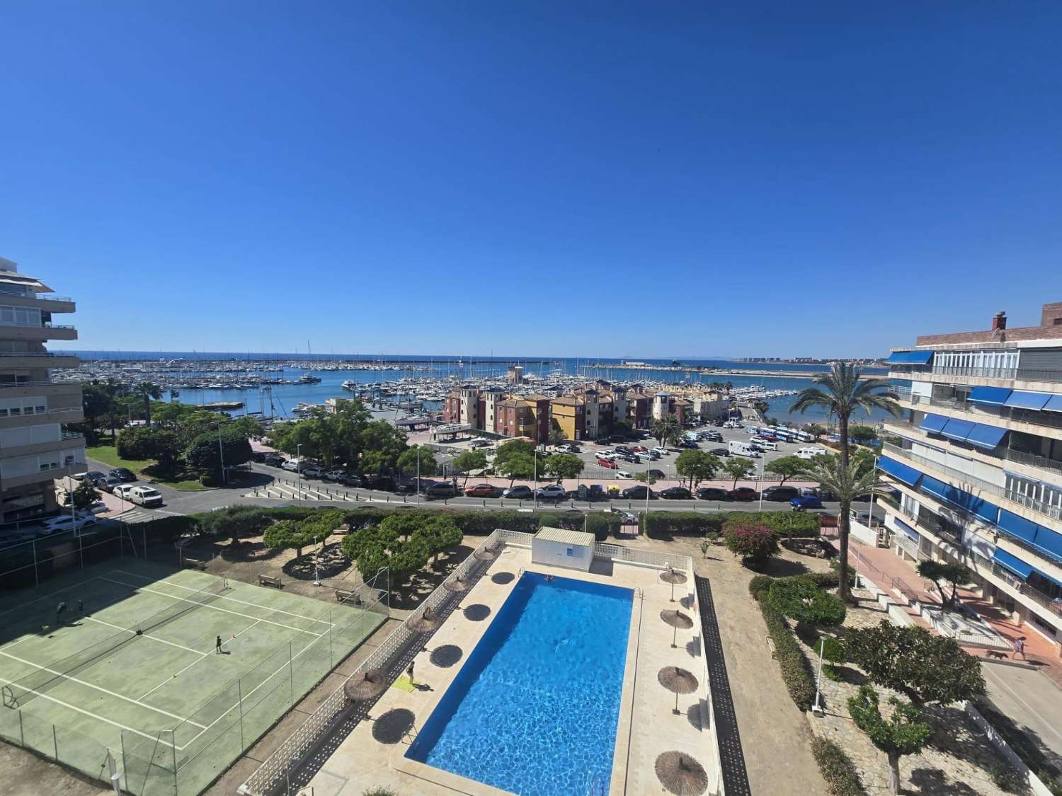 AMPLIO APARTAMENTO DE 3 DORMITORIOS CON VISTAS AL MAR, PISCINA Y PARKING FRENTE A MARINA SALINAS