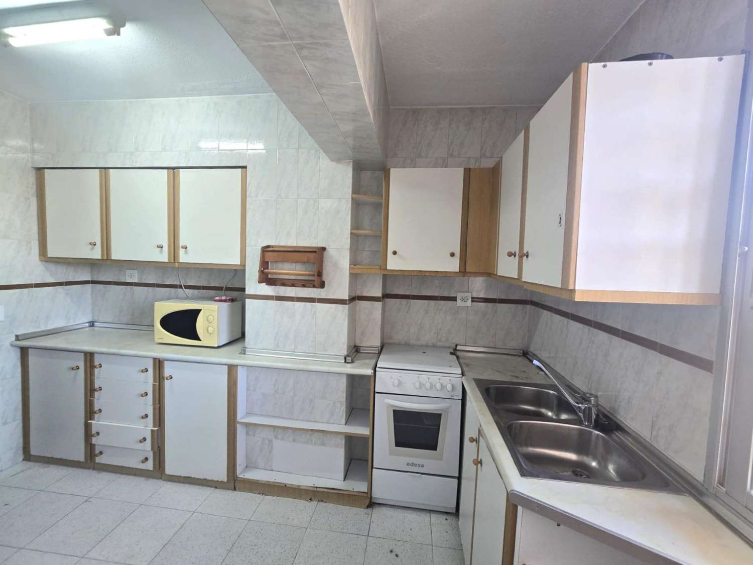 AMPLIO APARTAMENTO DE 3 DORMITORIOS CON VISTAS AL MAR, PISCINA Y PARKING FRENTE A MARINA SALINAS