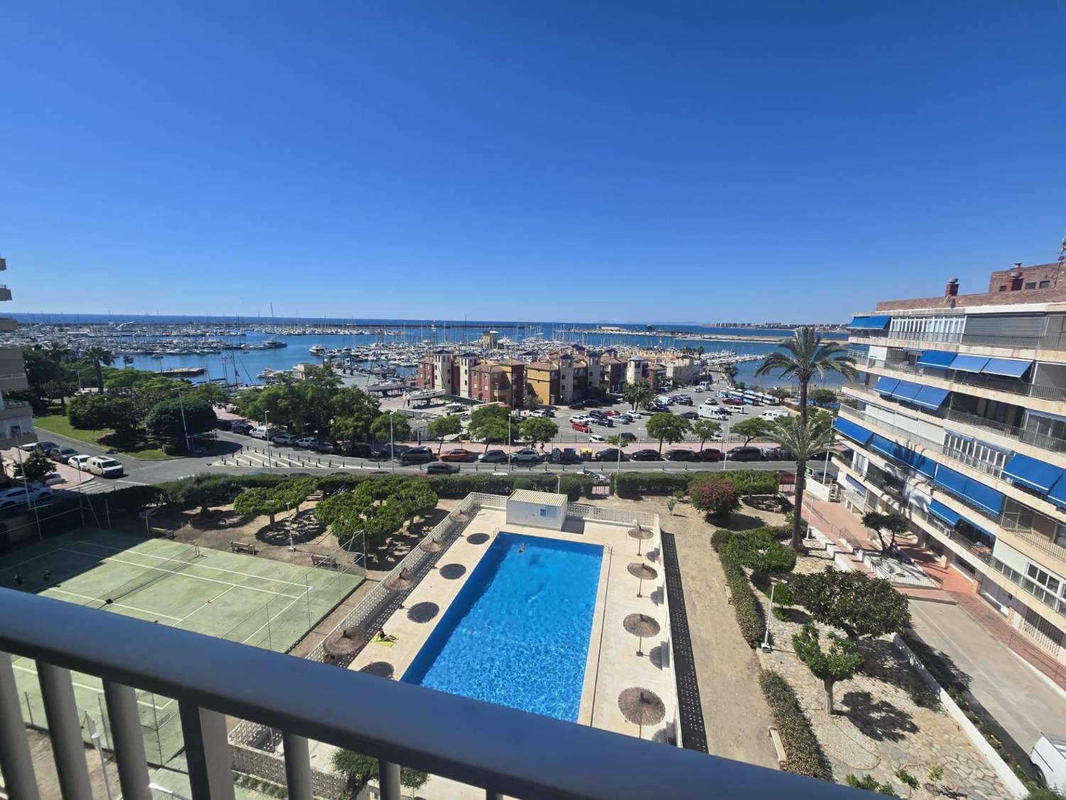 AMPLIO APARTAMENTO DE 3 DORMITORIOS CON VISTAS AL MAR, PISCINA Y PARKING FRENTE A MARINA SALINAS