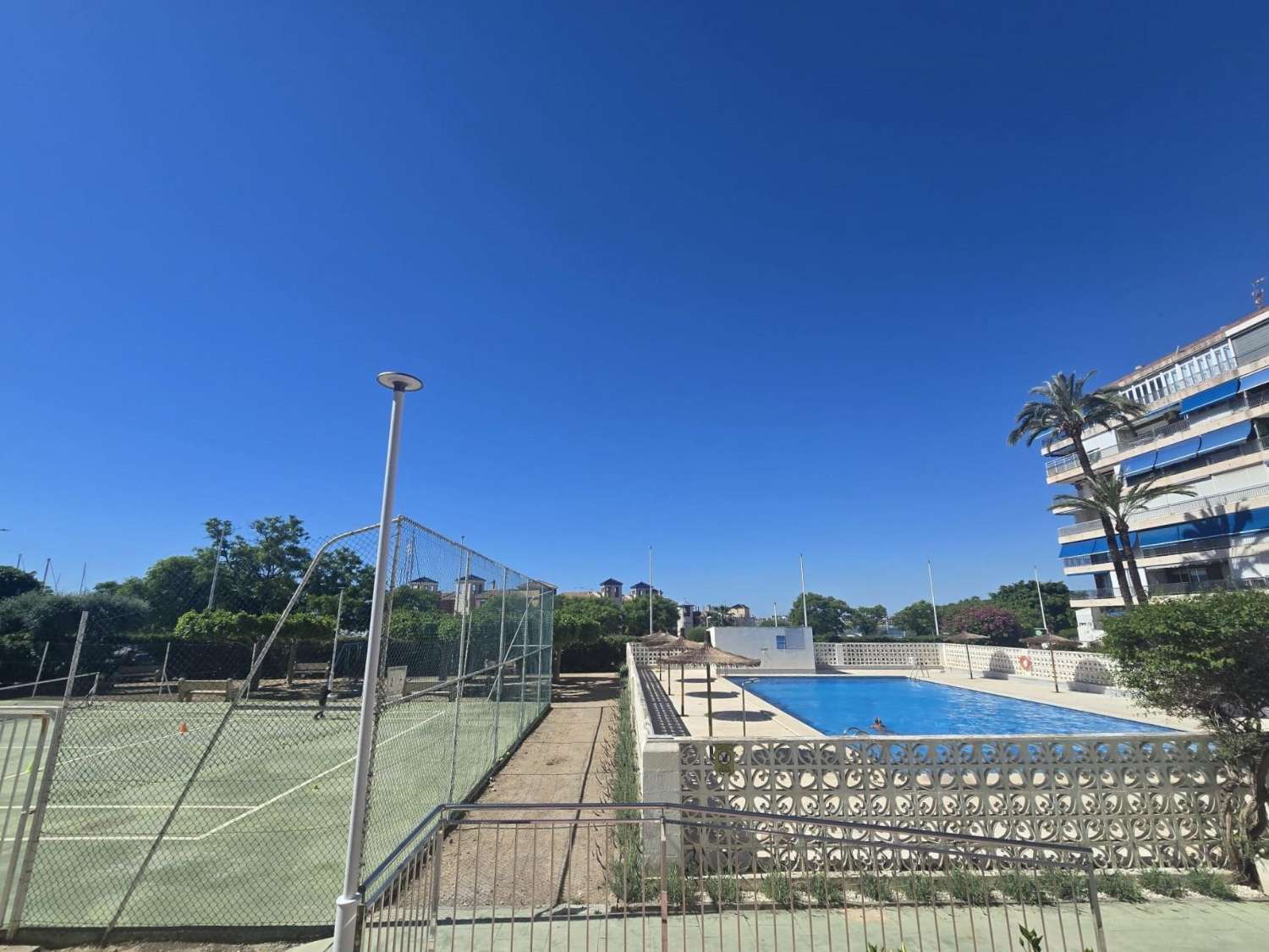 AMPLIO APARTAMENTO DE 3 DORMITORIOS CON VISTAS AL MAR, PISCINA Y PARKING FRENTE A MARINA SALINAS