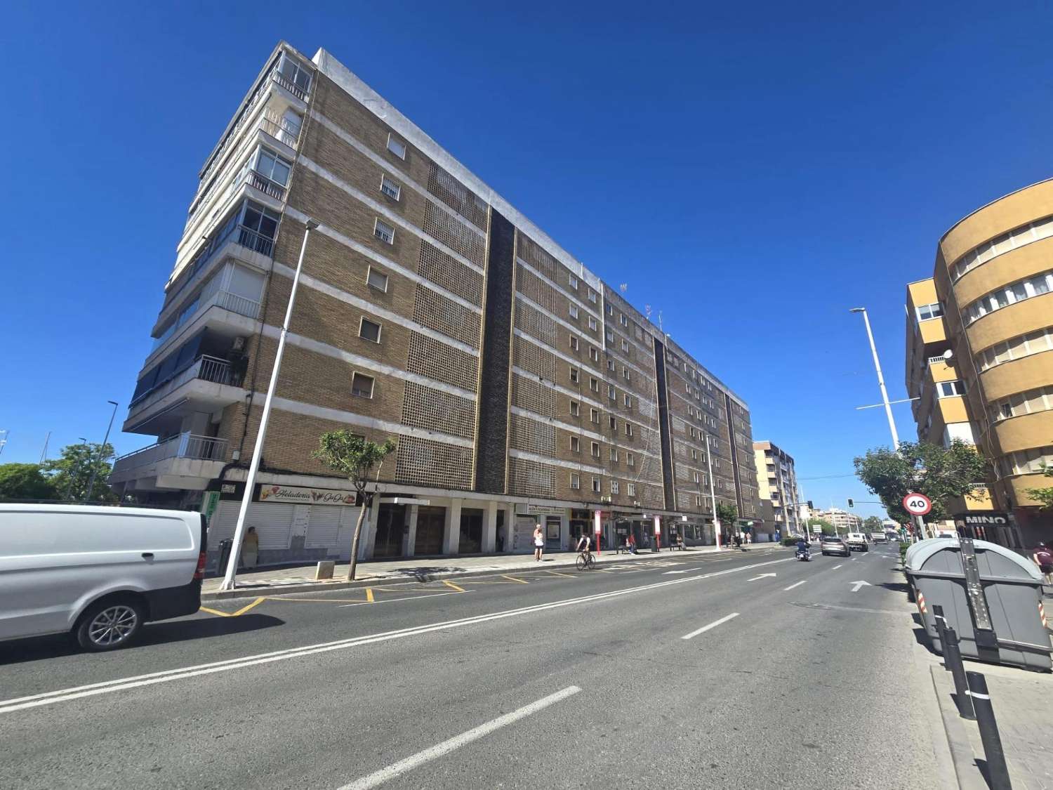 AMPLIO APARTAMENTO DE 3 DORMITORIOS CON VISTAS AL MAR, PISCINA Y PARKING FRENTE A MARINA SALINAS