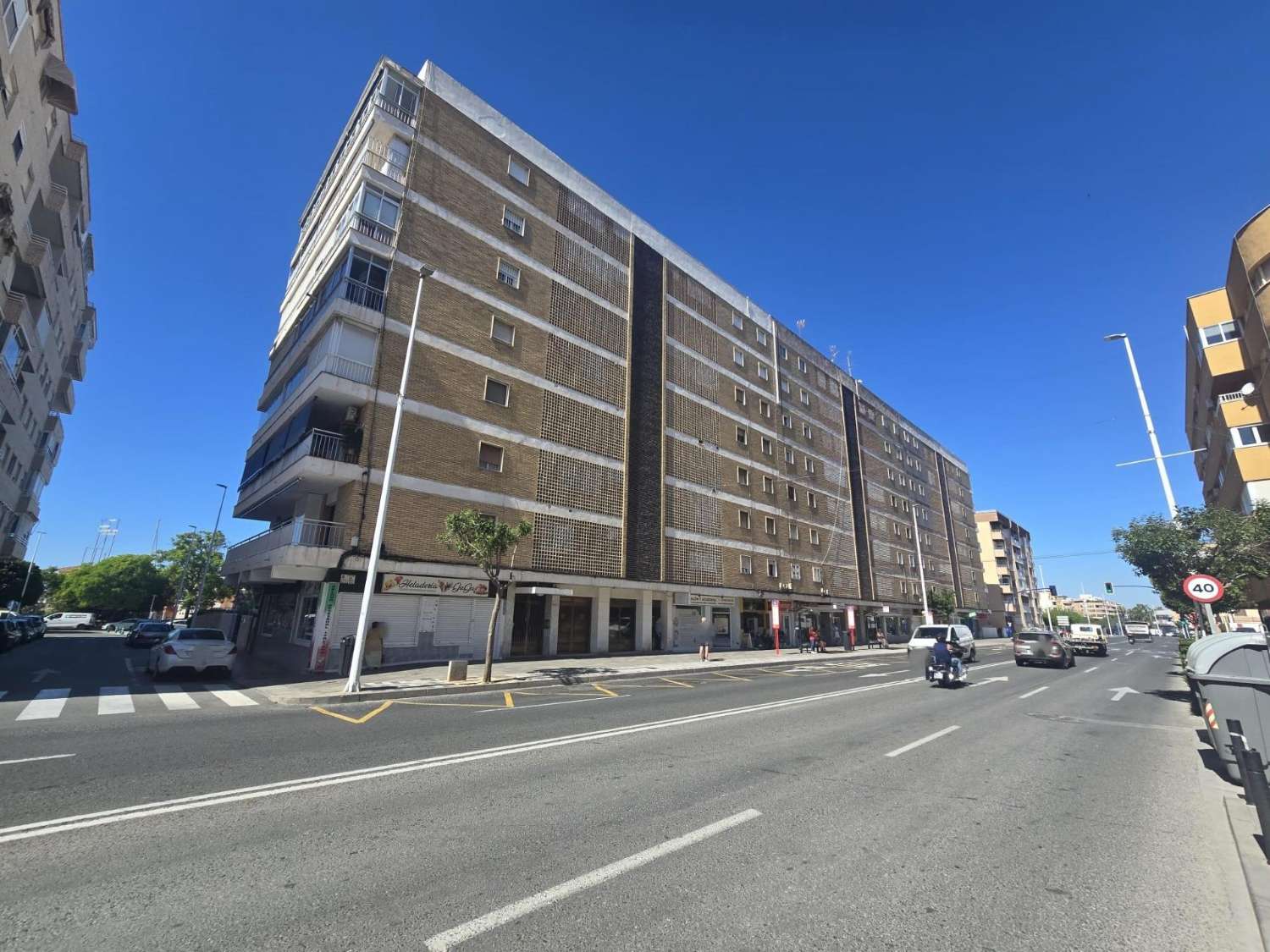 AMPLIO APARTAMENTO DE 3 DORMITORIOS CON VISTAS AL MAR, PISCINA Y PARKING FRENTE A MARINA SALINAS