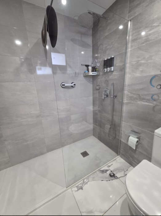 EXCLUSIVO APARTAMENTO SEMINUEVO CON VISTAS AL MAR, GRAN TERRAZA, GARAJE Y PISCINAS EN VILLAMARTÍN GARDENS II