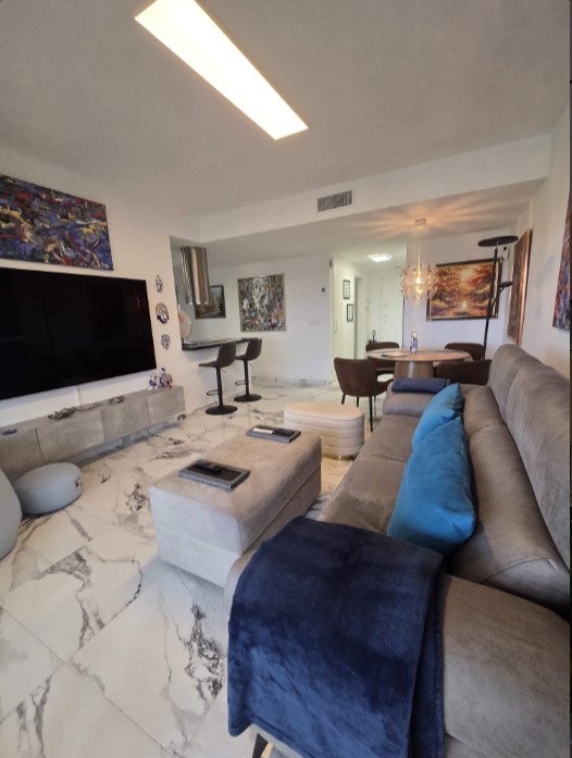 EXCLUSIVO APARTAMENTO SEMINUEVO CON VISTAS AL MAR, GRAN TERRAZA, GARAJE Y PISCINAS EN VILLAMARTÍN GARDENS II