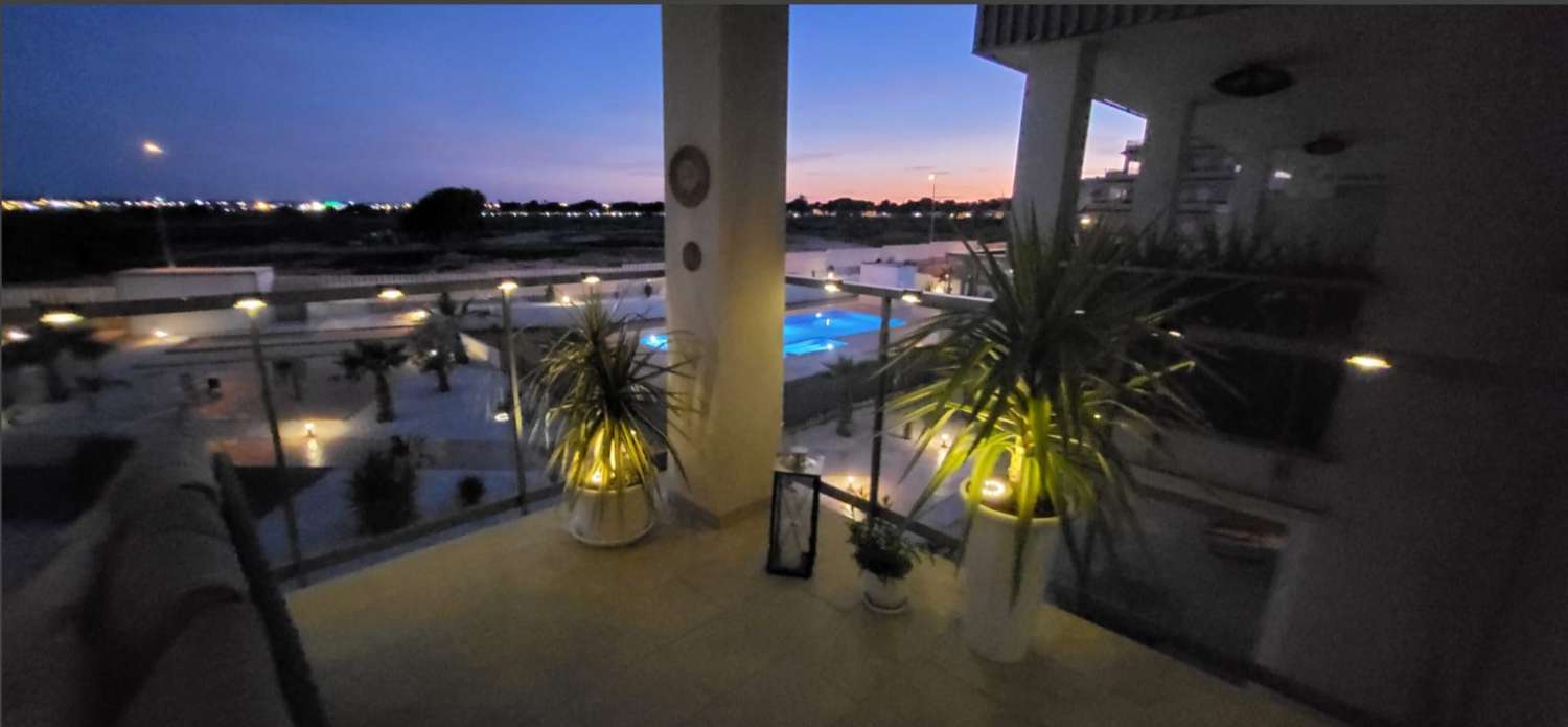 EXCLUSIVO APARTAMENTO SEMINUEVO CON VISTAS AL MAR, GRAN TERRAZA, GARAJE Y PISCINAS EN VILLAMARTÍN GARDENS II